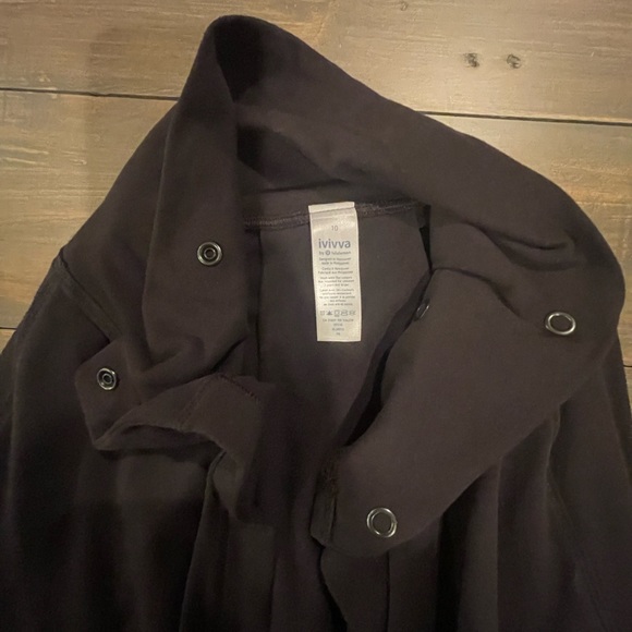 Ivivva by Lululemon! Size 10. Snap up top wrap. Excellent condition! - Picture 5 of 6